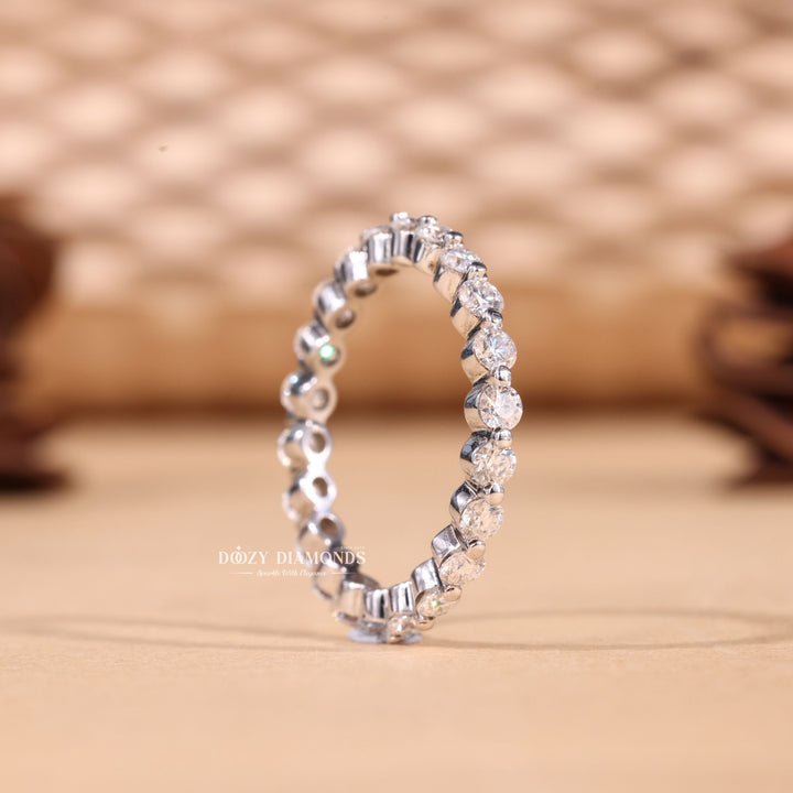 Round diamond wedding band in yellow gold