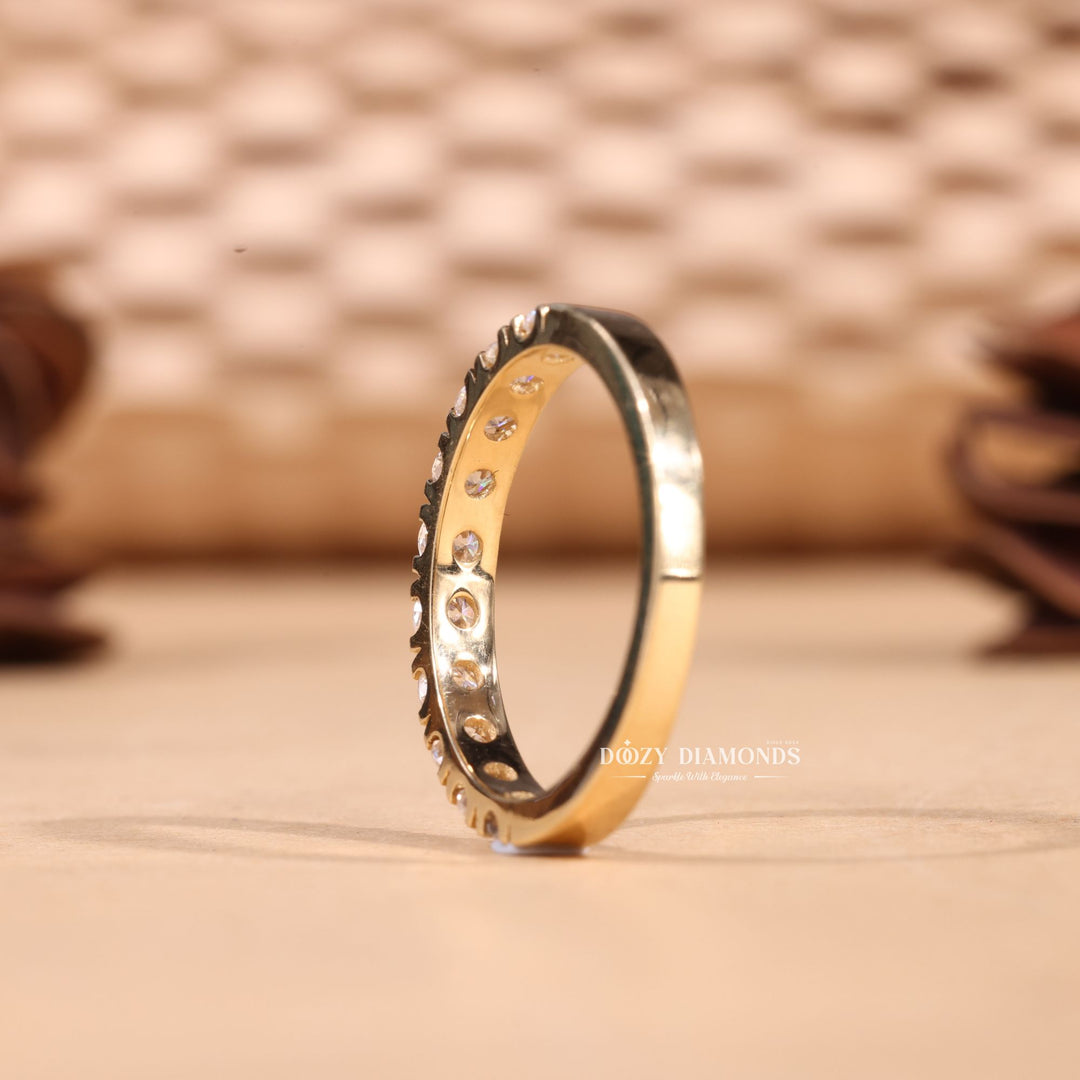 Round diamond wedding band in yellow gold