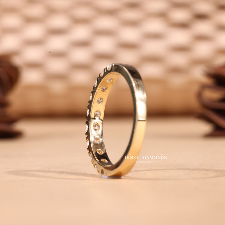 Round diamond wedding band in yellow gold