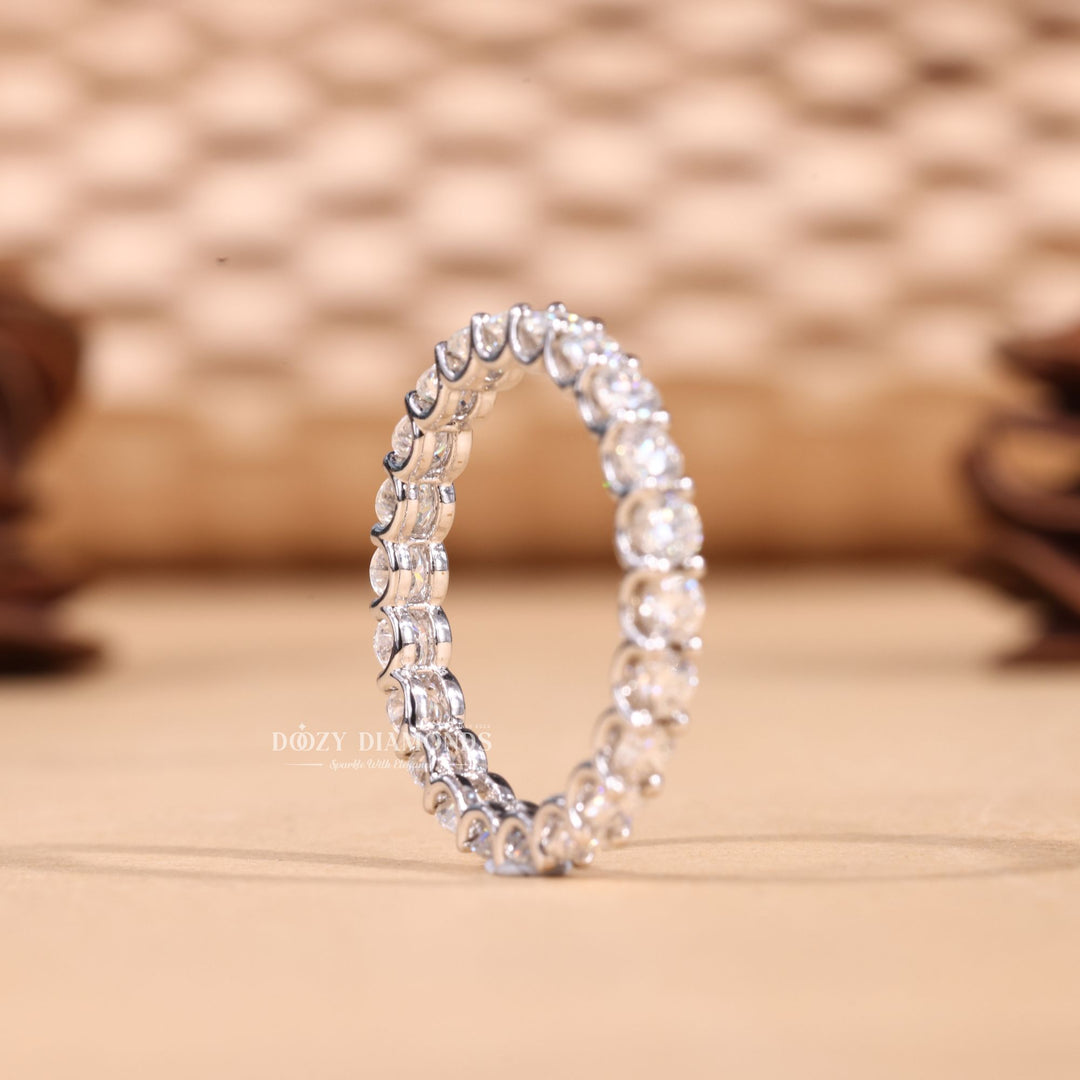 Round diamond wedding band in yellow gold