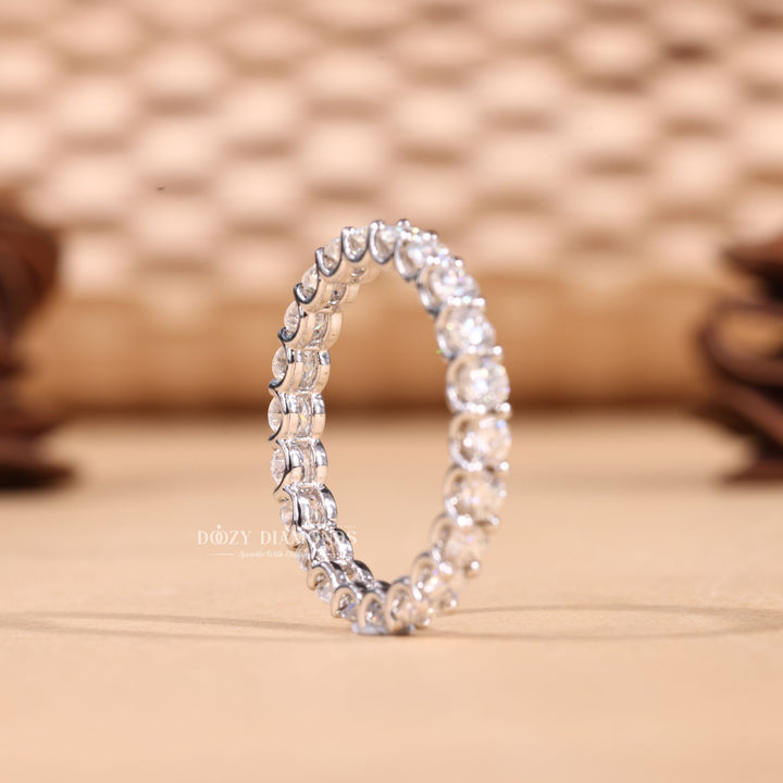 Round diamond wedding band in yellow gold