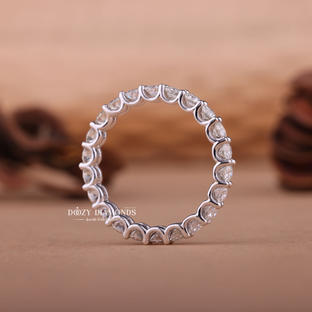 Close-up of 0.90CT round lab grown diamonds