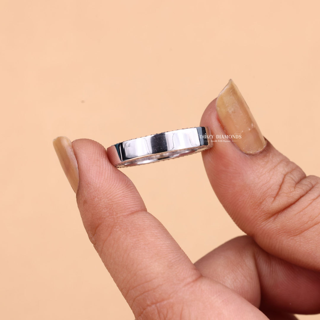 Round diamond wedding band in yellow gold