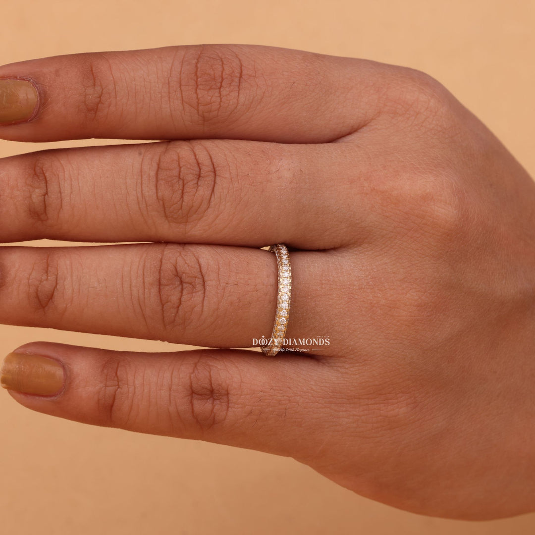 Round diamond wedding band in yellow gold
