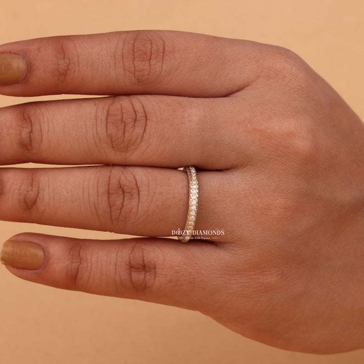 Round diamond wedding band in yellow gold