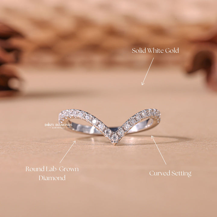 Round diamond wedding band in yellow gold