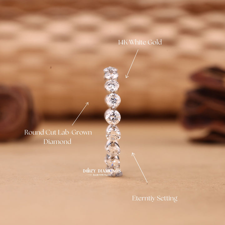Round diamond wedding band in white gold