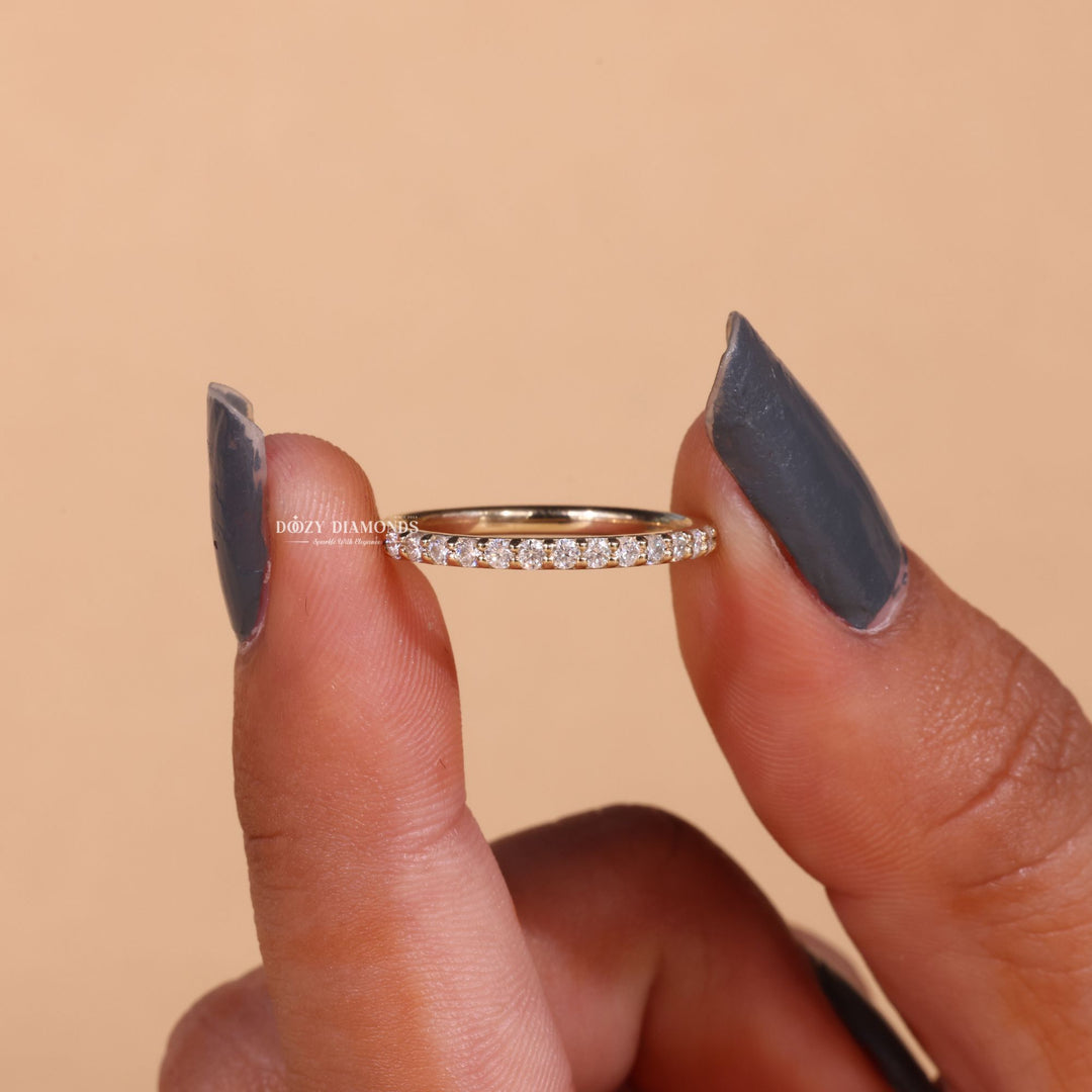 Round diamond wedding band in yellow gold