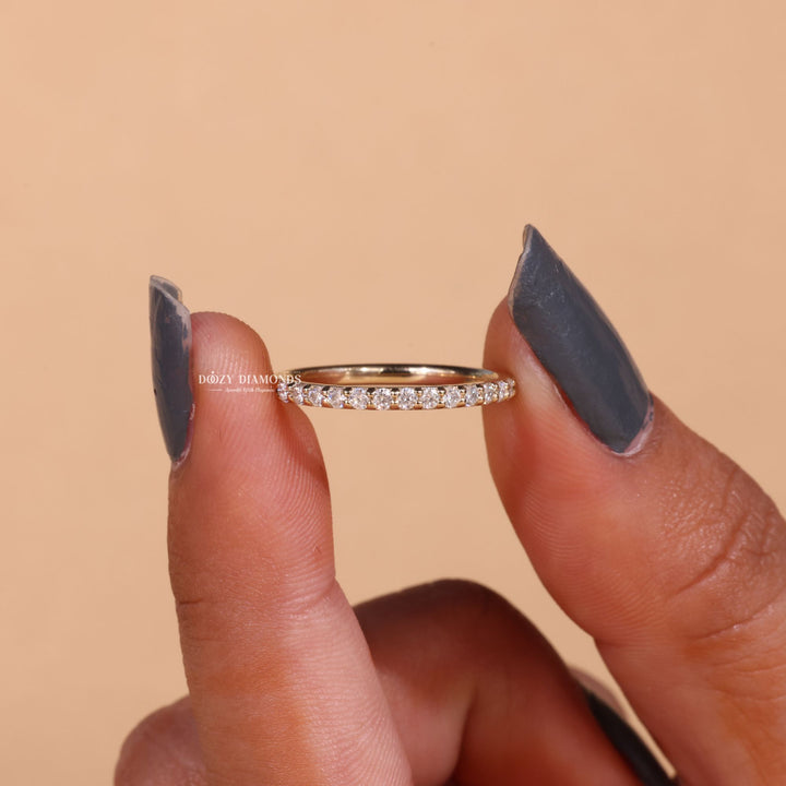 Round diamond wedding band in yellow gold