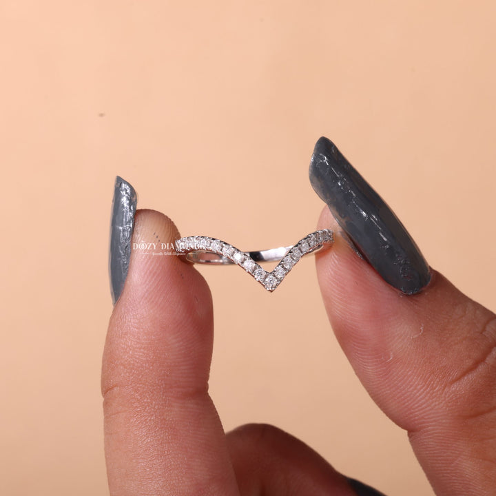Round diamond wedding band in yellow gold