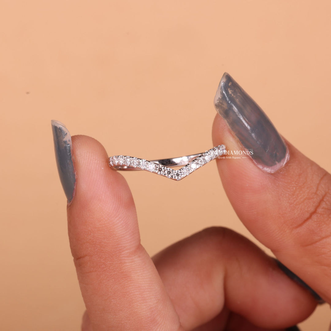 Round diamond wedding band in yellow gold
