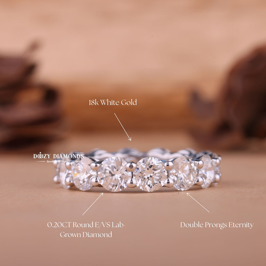 Round diamond wedding band in yellow gold