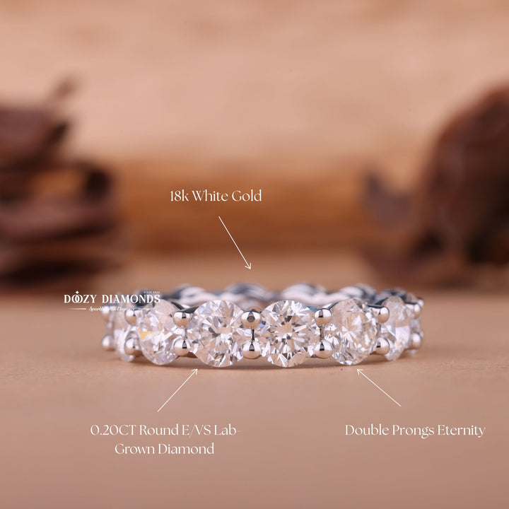 Round diamond wedding band in yellow gold