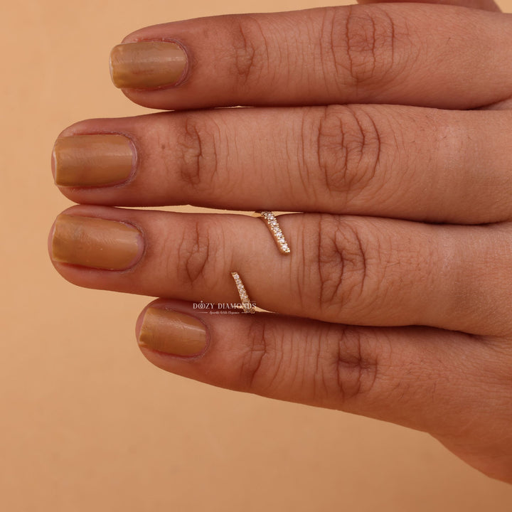 Round diamond wedding band in yellow gold