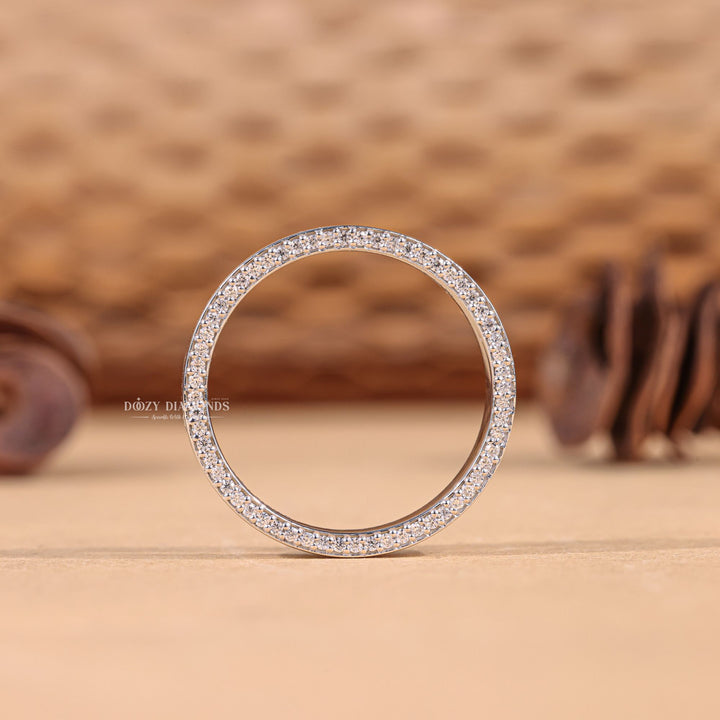 Round diamond wedding band in yellow gold