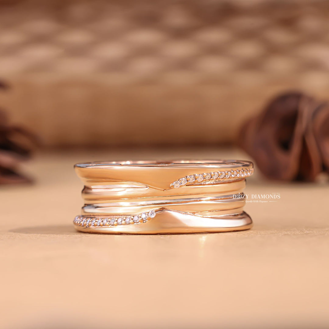 Round diamond wedding band in yellow gold