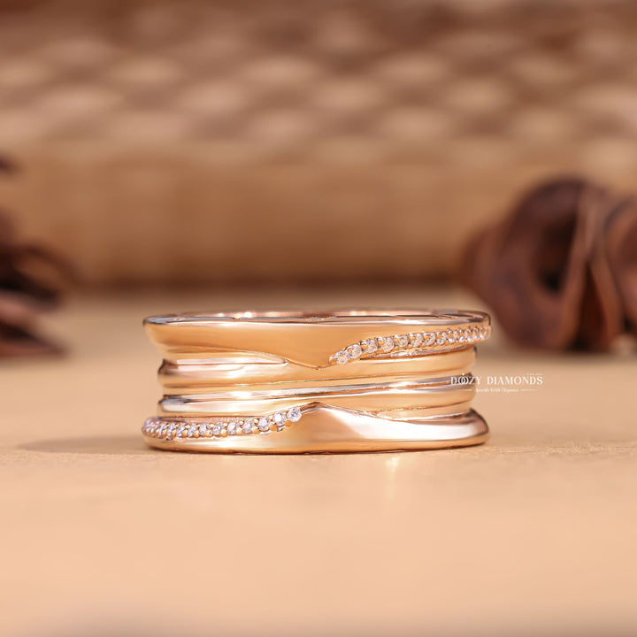 Round diamond wedding band in yellow gold
