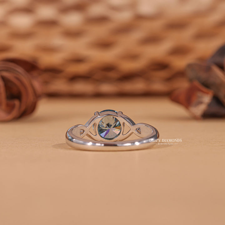 Round solitaire ring set with an IGI graded diamond