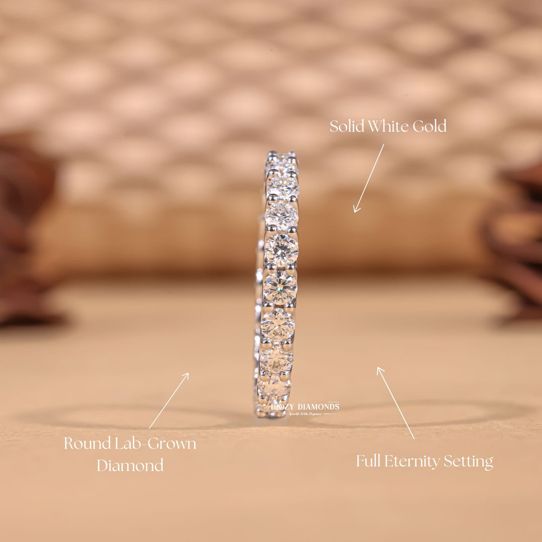 Round diamond wedding band in yellow gold