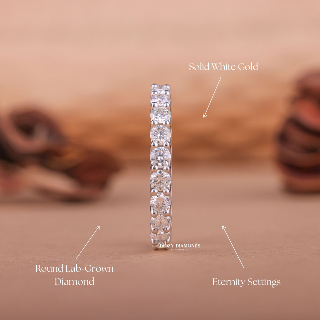 Round diamond wedding band in yellow gold