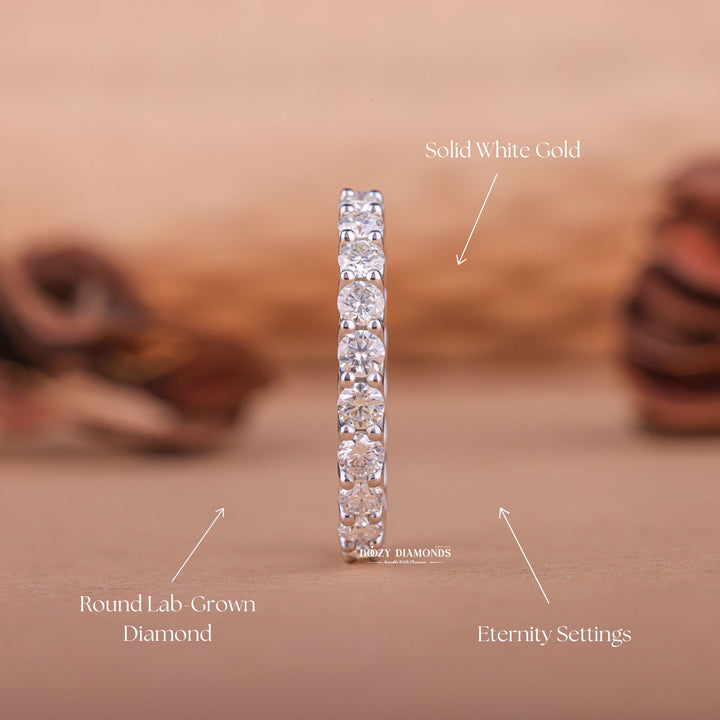 Round diamond wedding band in yellow gold