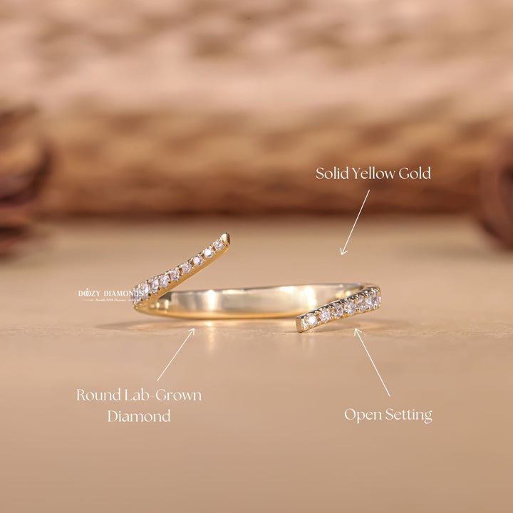 Round diamond wedding band in yellow gold