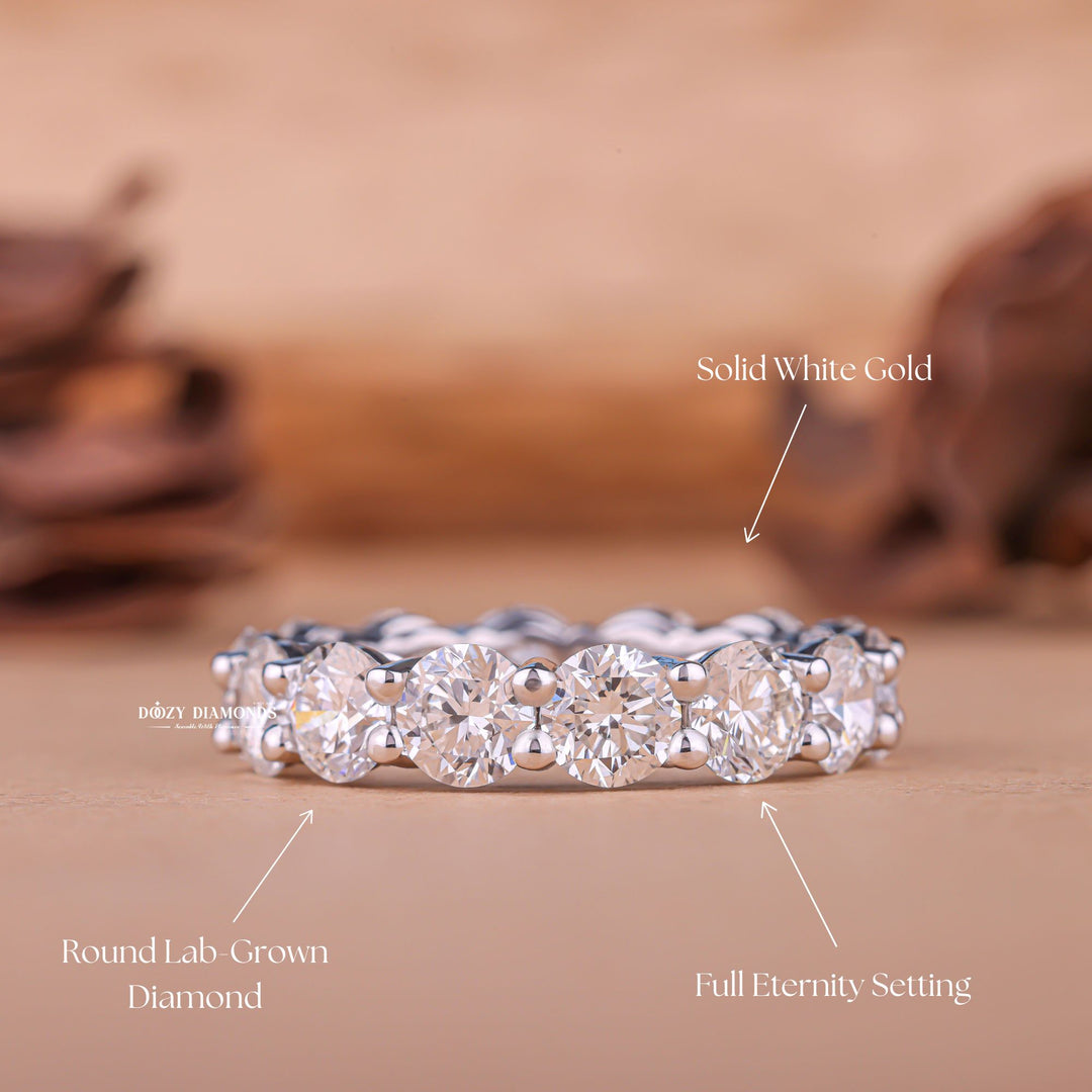Round diamond wedding band in yellow gold
