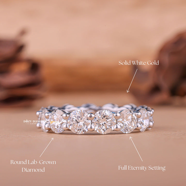 Round diamond wedding band in yellow gold