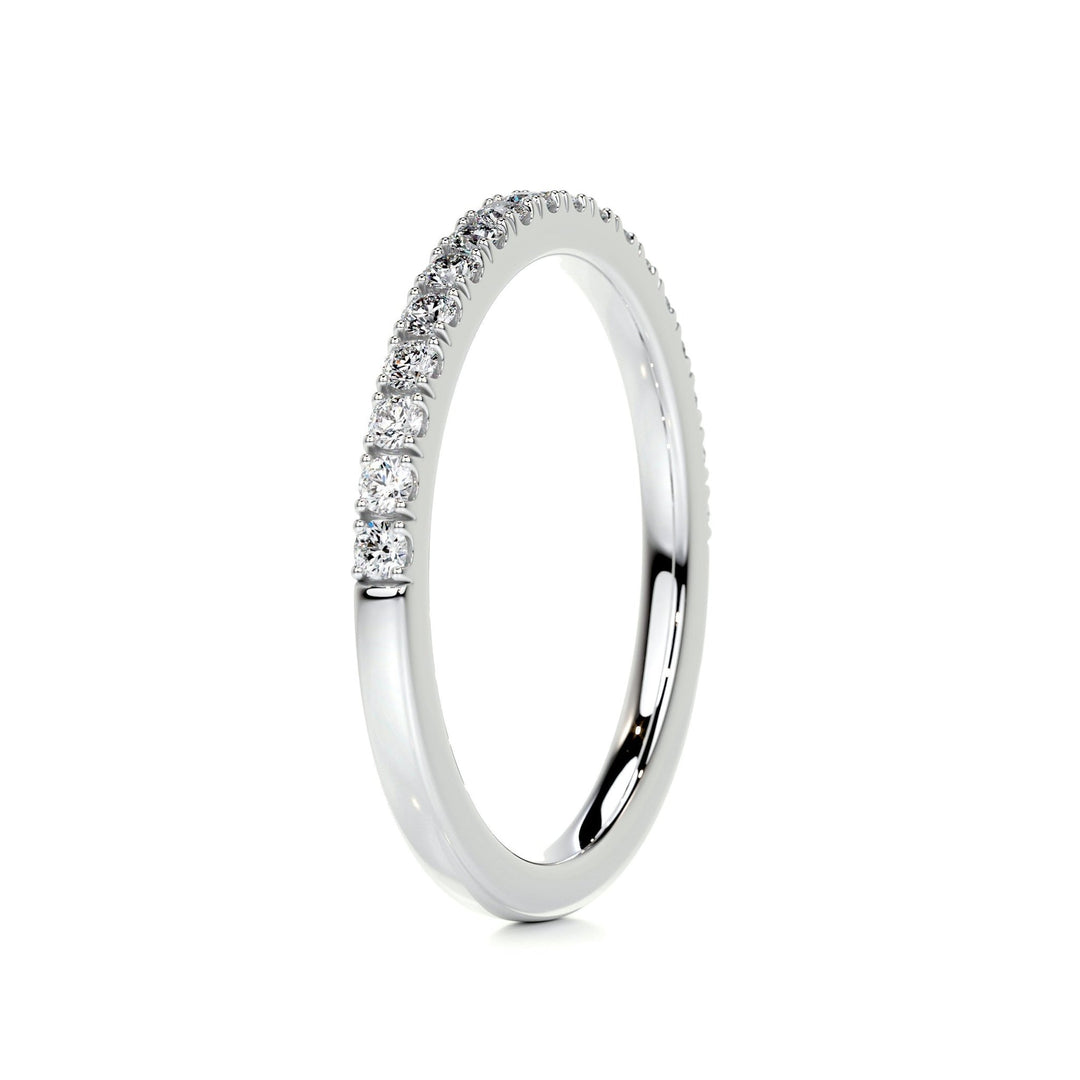 Round Brilliant diamond wedding band in yellow gold