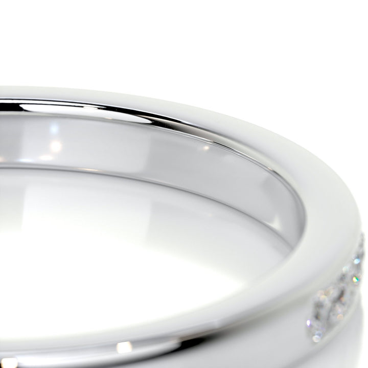 Round Brilliant diamond wedding band in yellow gold