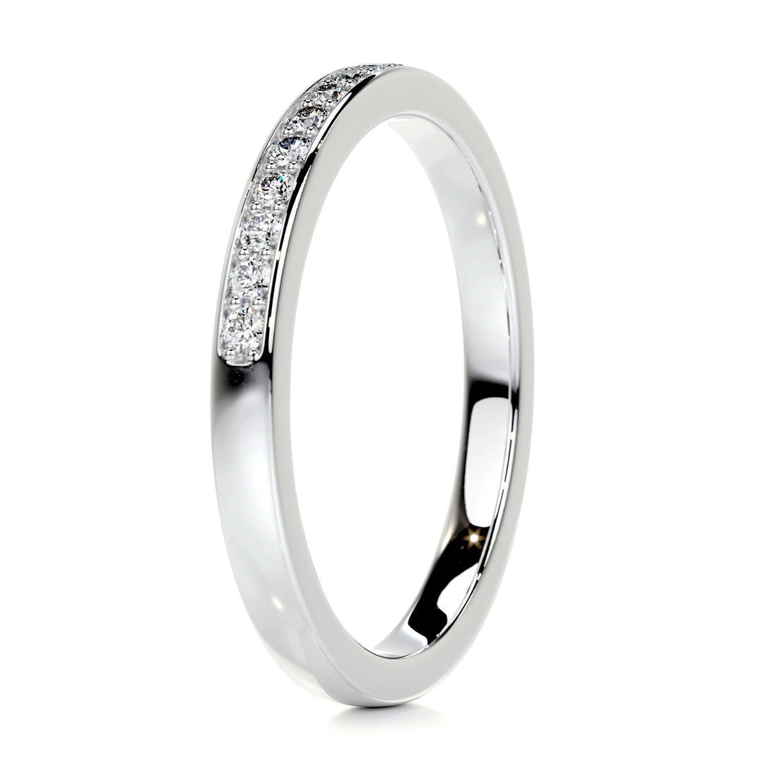 Round Brilliant diamond band lifestyle photo