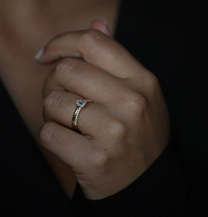 Emerald solitaire ring set with an IGI graded diamond