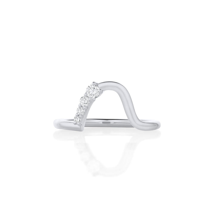 Round diamond wedding band in yellow gold
