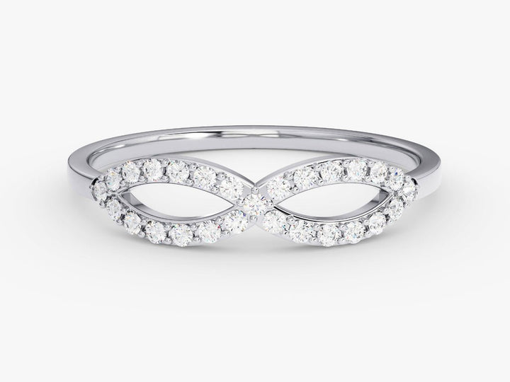 Round diamond wedding band in yellow gold