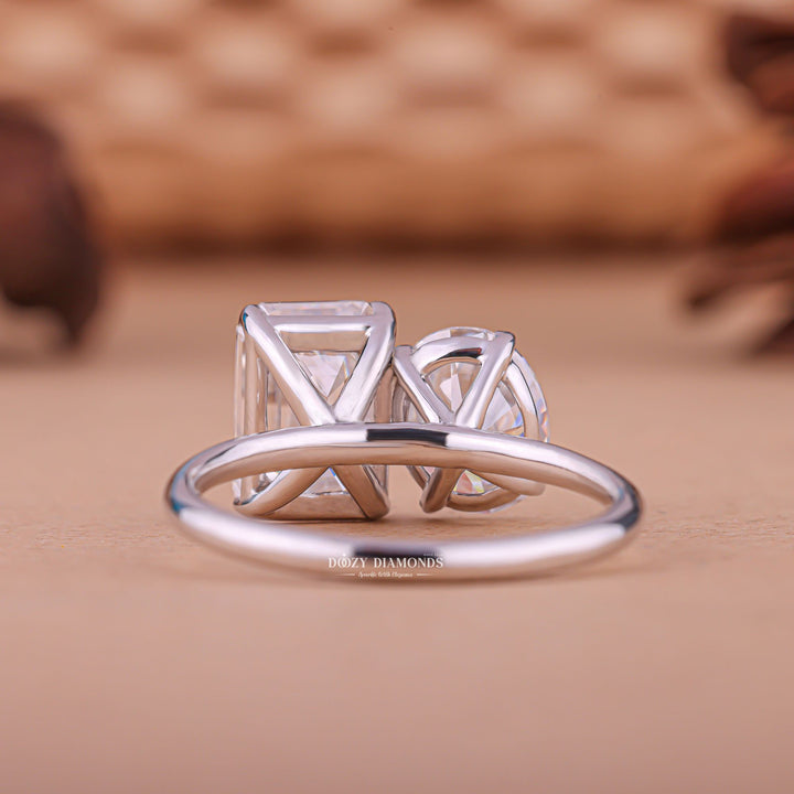 Oval solitaire ring set with an IGI graded diamond