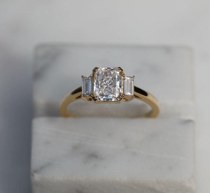 Radiant solitaire ring set with an IGI graded diamond