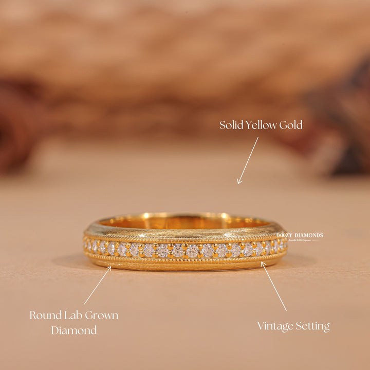 Round diamond wedding band in yellow gold