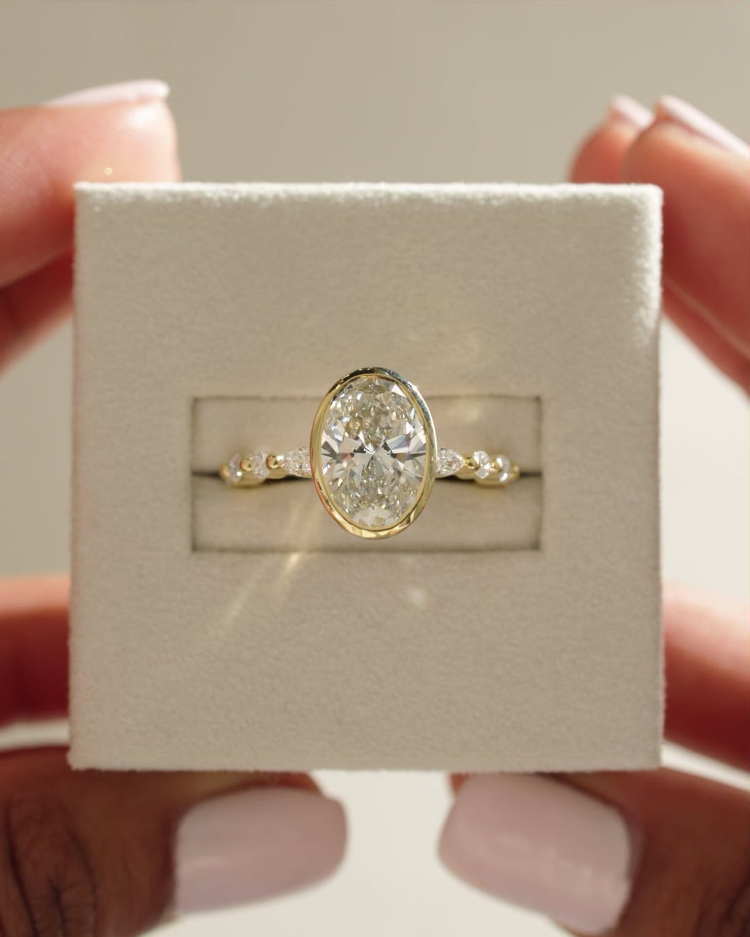 oval bezel pavé setting, oval pavé bezel setting, bezel pavé engagement setting, pavé bezel engagement setting, oval bezel setting, oval pavé setting, pavé band bezel setting, full pavé bezel setting,