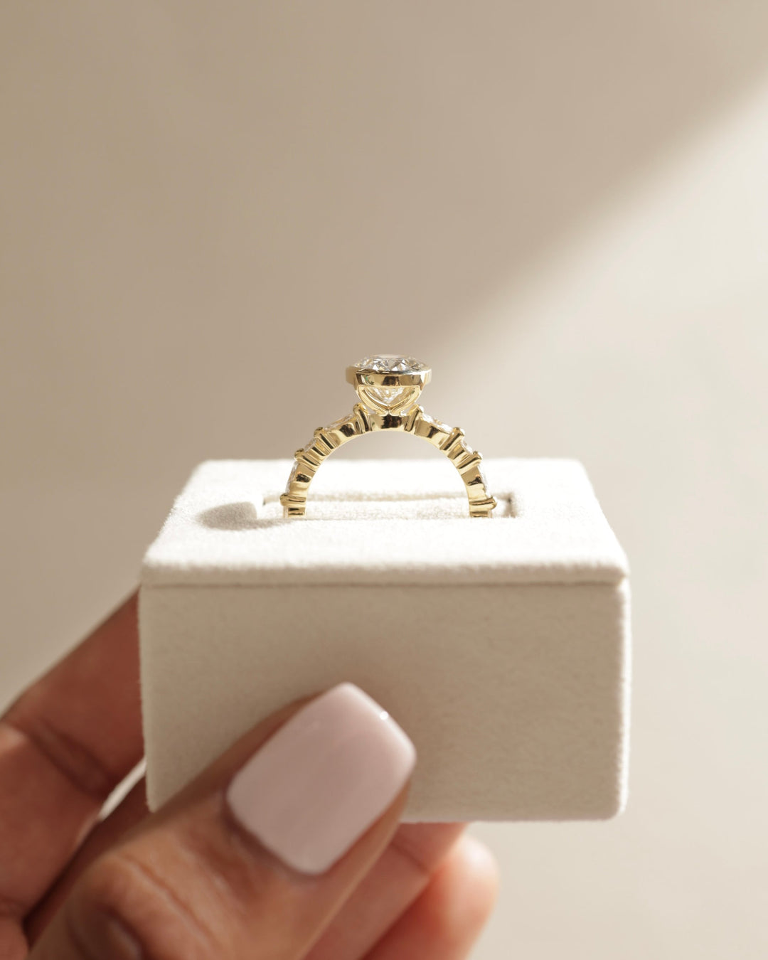 bead set pavé bezel setting, bright cut pavé bezel setting, shared prong pavé bezel setting, modern bezel pavé setting, classic bezel pavé setting, minimalist bezel pavé setting, luxury bezel pavé setting,