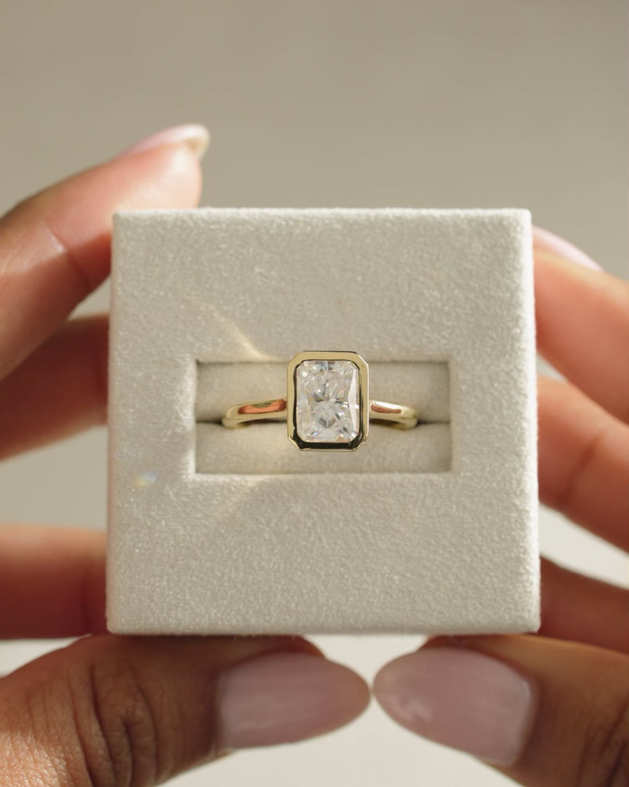 semi bezel setting, radiant bezel setting, radiant cut bezel setting, modern bezel setting, classic bezel setting, minimalist bezel setting, luxury bezel setting, secure bezel setting, polished bezel setting, smooth