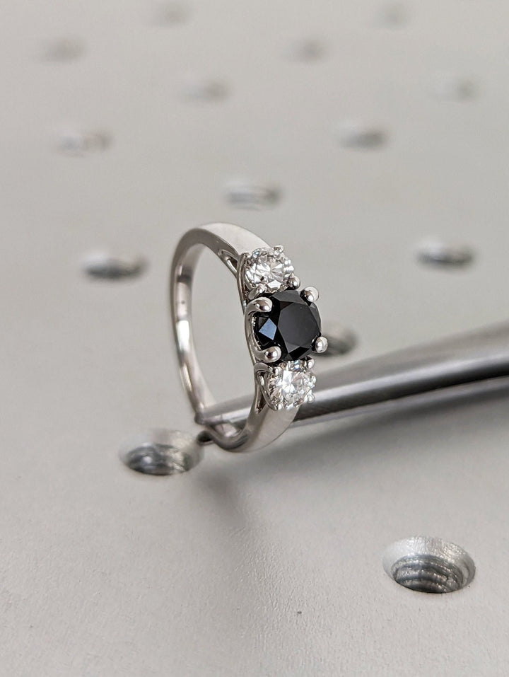 Round cut solitaire engagement ring with IGI certified center diamond