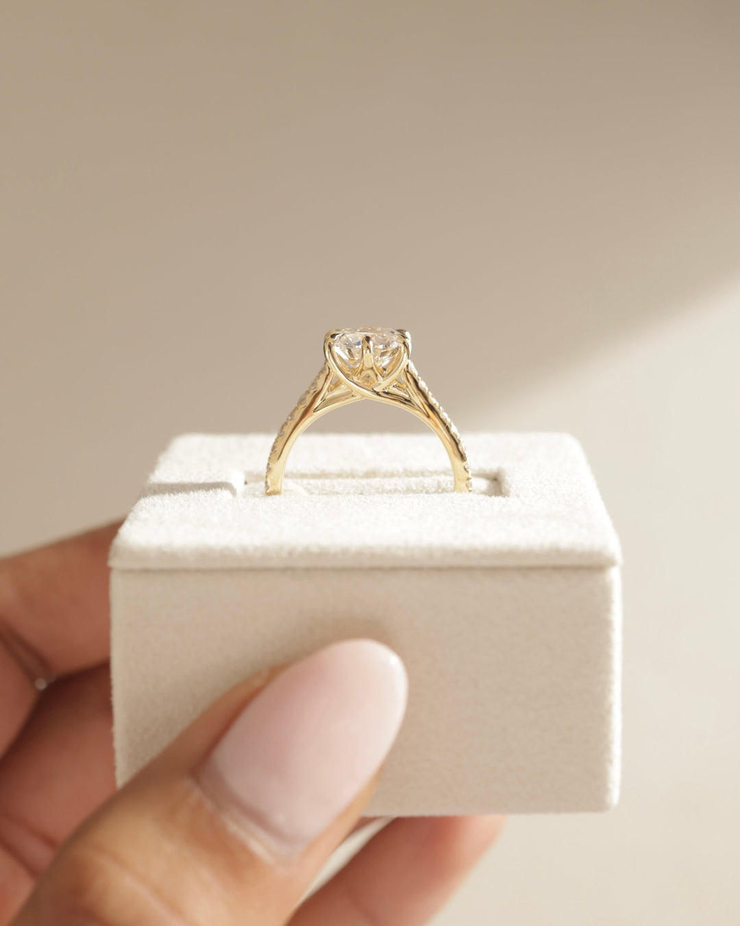 modern pavé setting, classic pavé setting, minimalist pavé setting, luxury pavé setting, elegant pavé setting, fine pavé setting, prong pavé setting, claw prong pavé setting, basket pavé setting, elevated pavé setting, low profile pavé setting, high profile pavé setting,