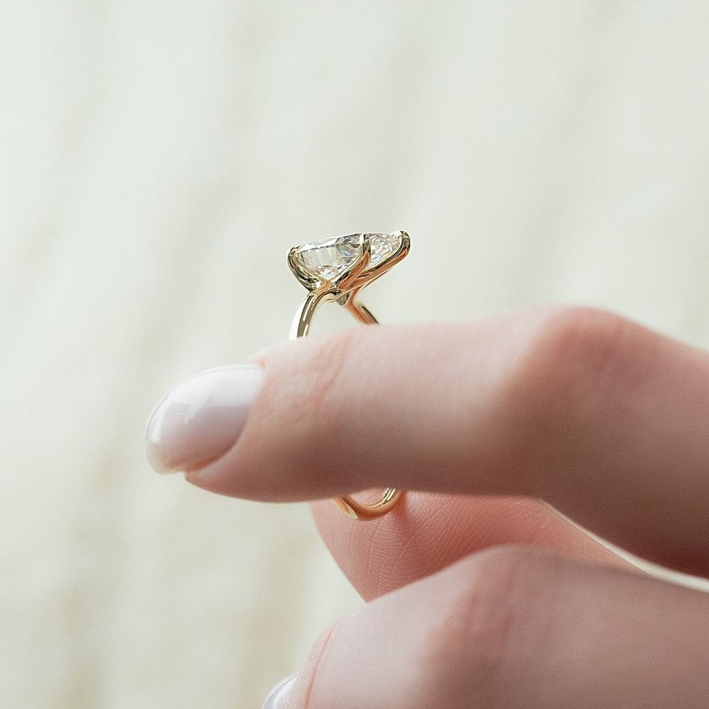 Pear solitaire ring set with an IGI graded diamond