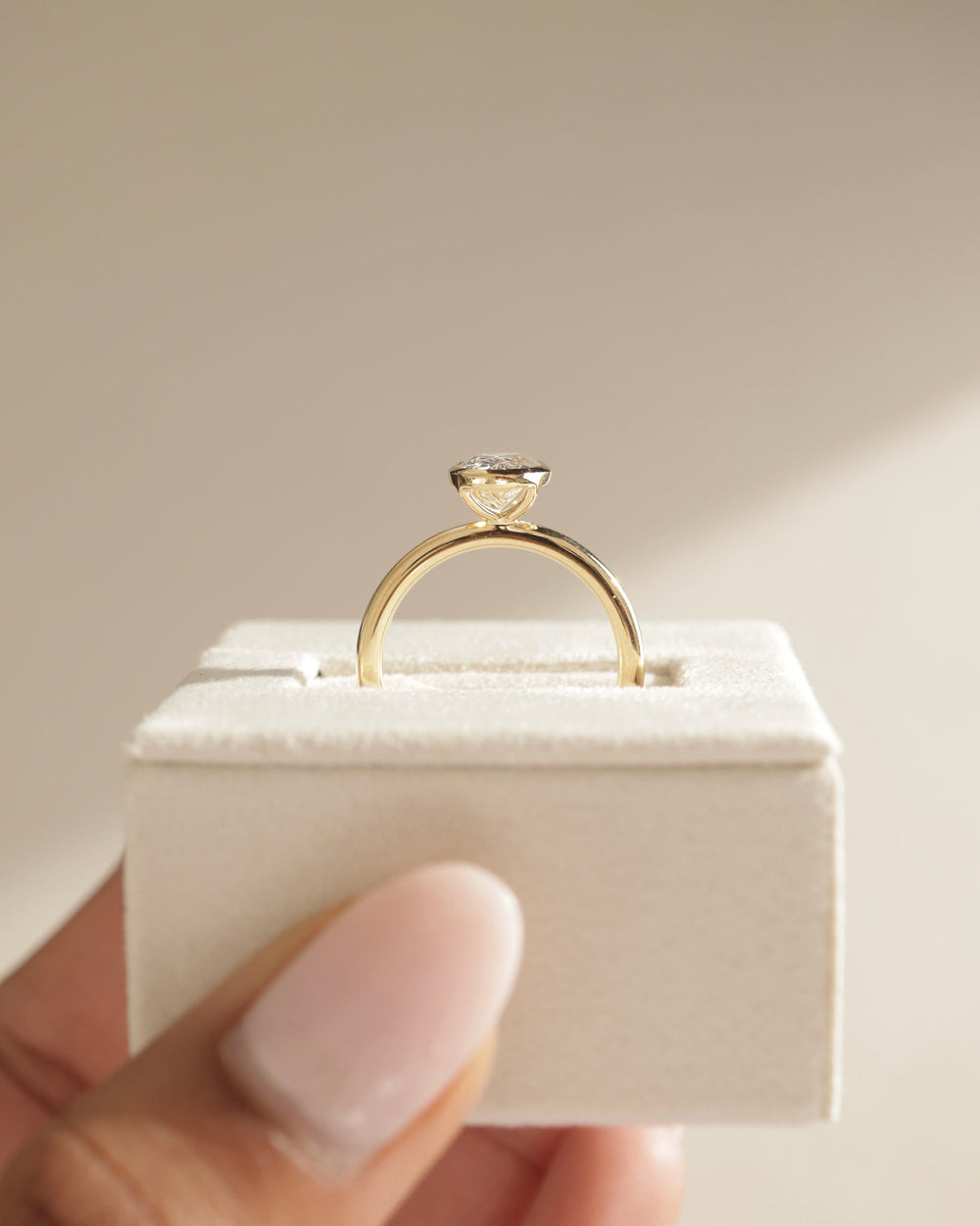 enclosed bezel setting, framed bezel setting, rim bezel setting, metal rim solitaire setting, protective bezel setting, flush bezel solitaire setting, sleek bezel engagement setting, modern solitaire setting,
