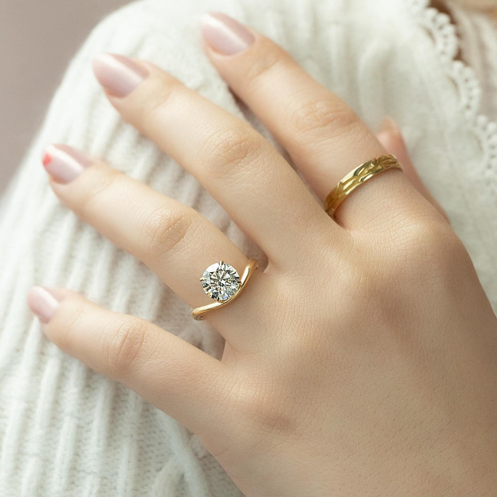 Round solitaire ring set with an IGI graded diamond
