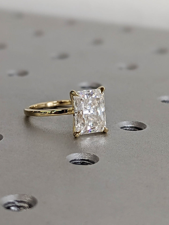 Radiant cut solitaire engagement ring with IGI certified center diamond