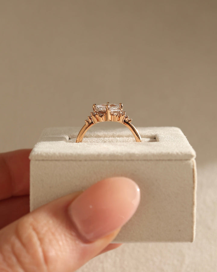 modern cluster setting, classic cluster setting, luxury cluster setting, elegant cluster setting, vintage inspired cluster setting, halo cluster setting, multi stone cluster setting, composite cluster setting,