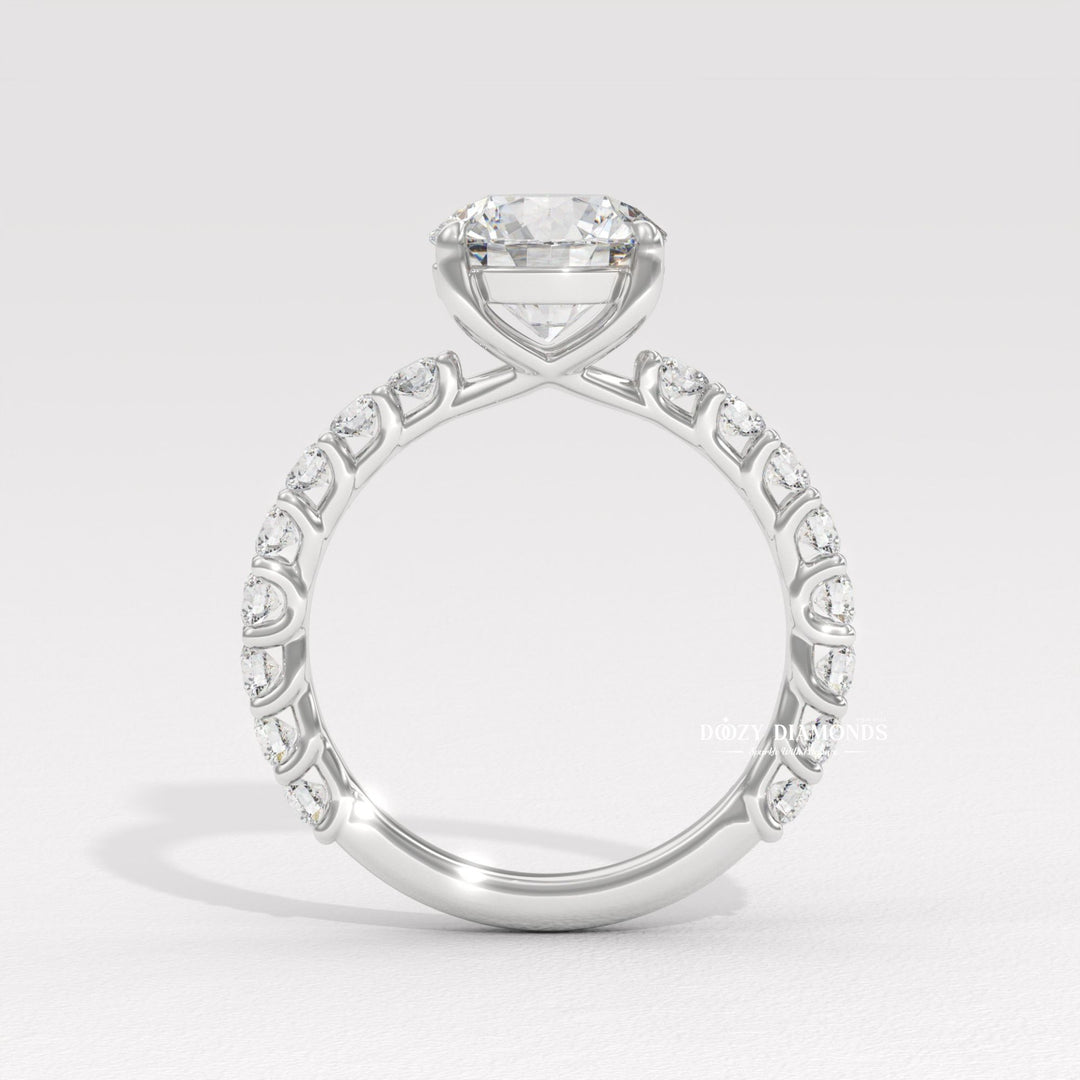 Round cut solitaire engagement ring with IGI certified center diamond