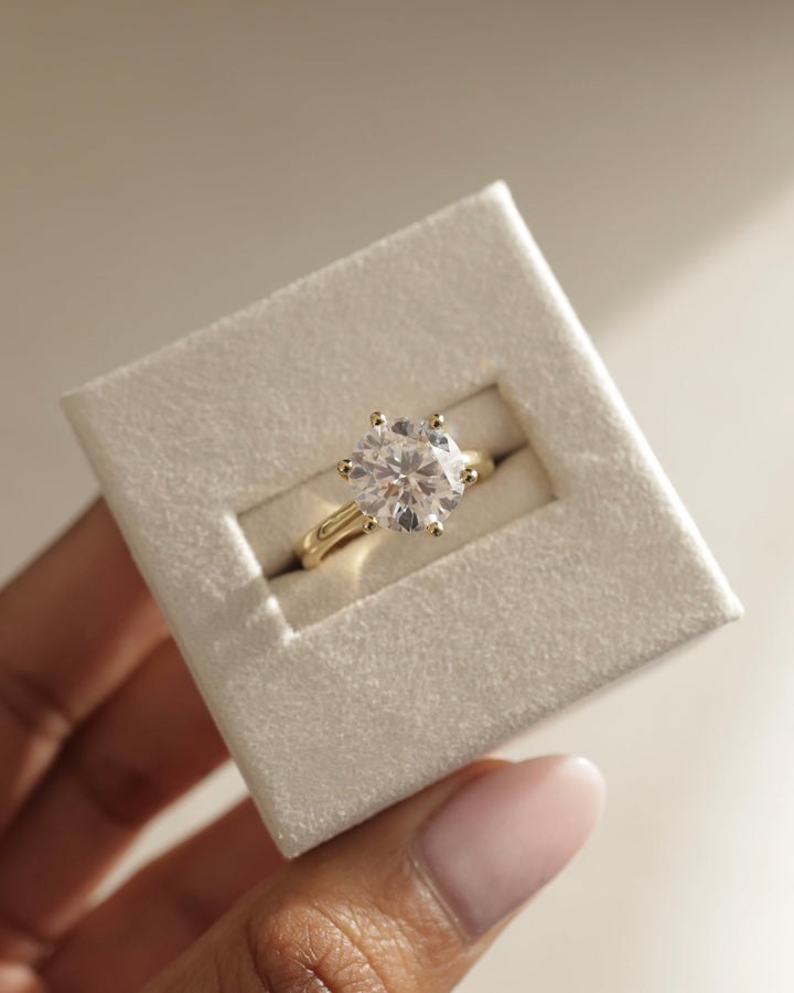 hidden basket solitaire setting, elevated solitaire setting, floating solitaire setting, tension inspired solitaire setting, bezel inspired solitaire setting, semi bezel solitaire setting, open gallery solitaire setting,