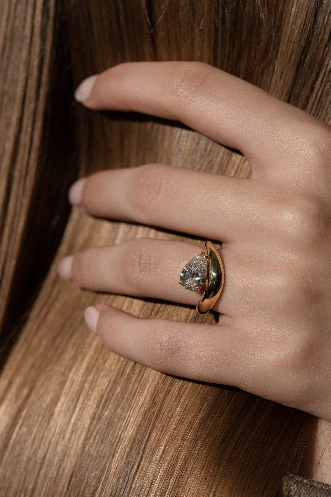 Pear dome ring set with an IGI graded diamond